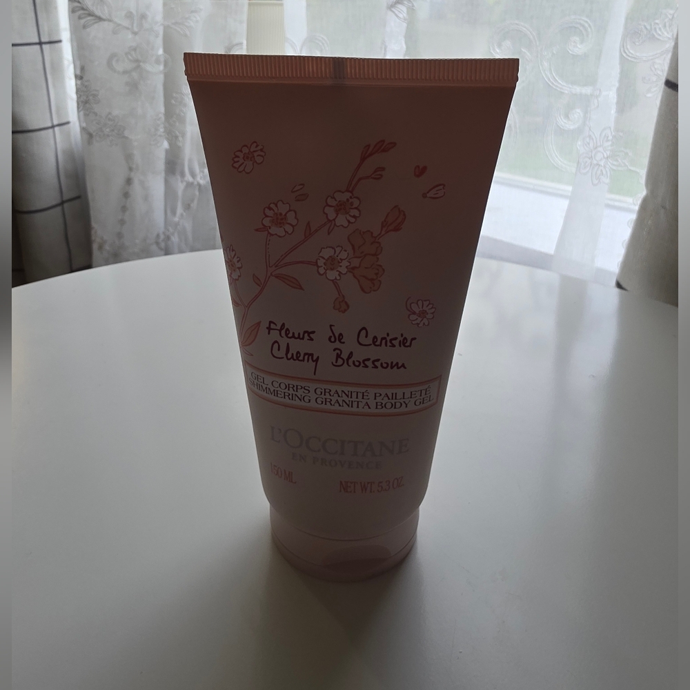 L'OCCITANE Cherry Blossom Shimmering Body Gel - Pink 150ml